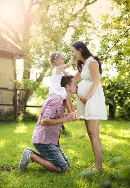 Hamile aile bahçesinde eğleniyor