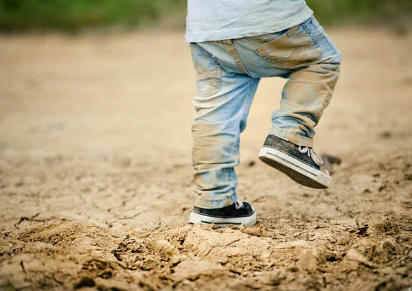 Liten pojke i smutsiga jeans — Stockfoto