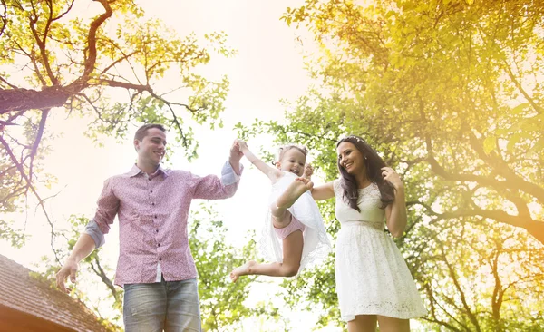 Familjen ha roligt i trädgården — Stockfoto