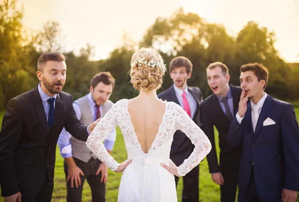 Groomsmen bruid te kijken — Stockfoto