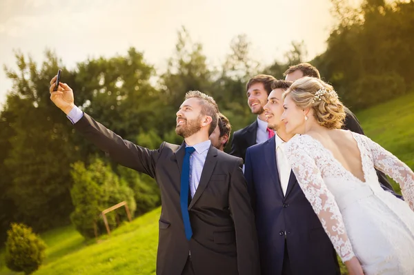 Braut, Bräutigam und seine Freunde beim Selfie — Stockfoto