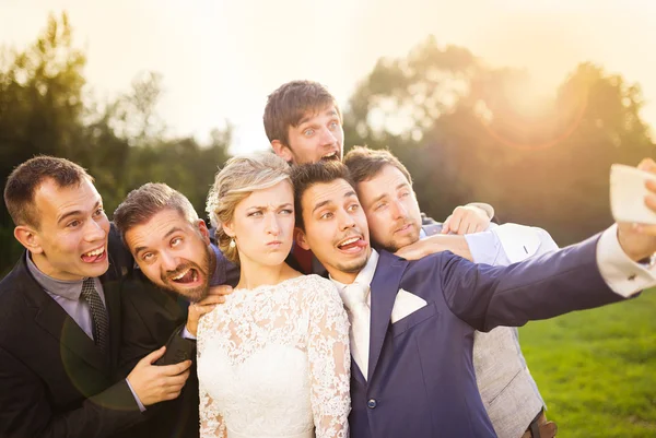 Noiva, noivo e seus amigos tomando selfie — Fotografia de Stock