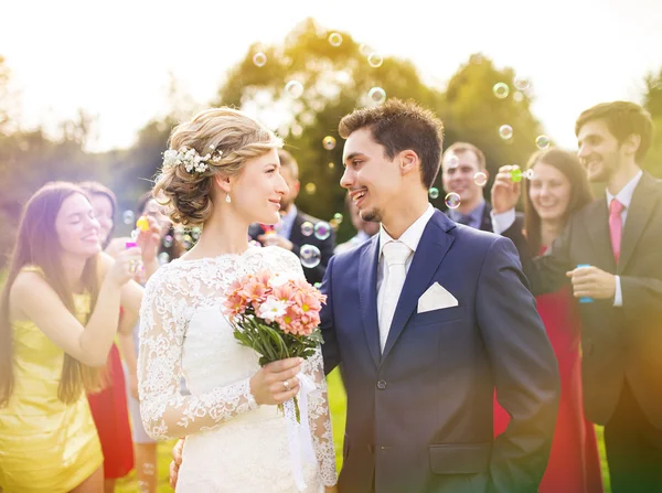 Recém-casados desfrutando de momento romântico — Fotografia de Stock