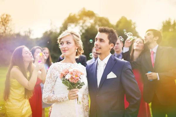 Recém-casados desfrutando de momento romântico — Fotografia de Stock