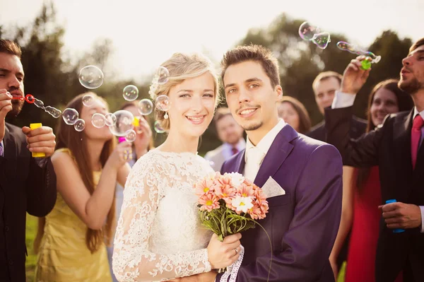 Recém-casados desfrutando de momento romântico — Fotografia de Stock