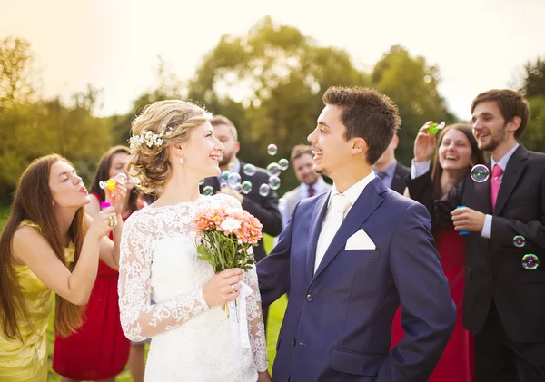 Recém-casados desfrutando de momento romântico — Fotografia de Stock