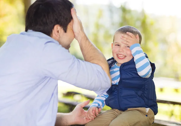 Padre e hijo pasando tiempo juntos —  Fotos de Stock