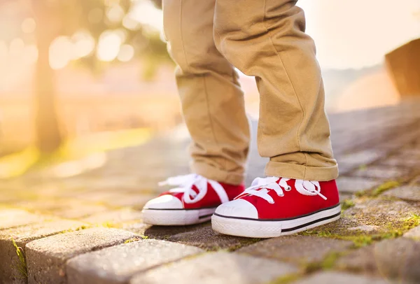 Pojken står på kaklade trottoaren — Stockfoto