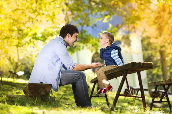 Baba ve oğul birlikte vakit geçiriyorlar. — Stok fotoğraf