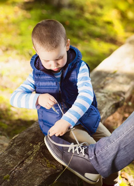 小男孩绑他父亲的鞋子 — 图库照片