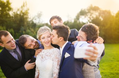 Gelin Damat ve selfie alarak arkadaşları