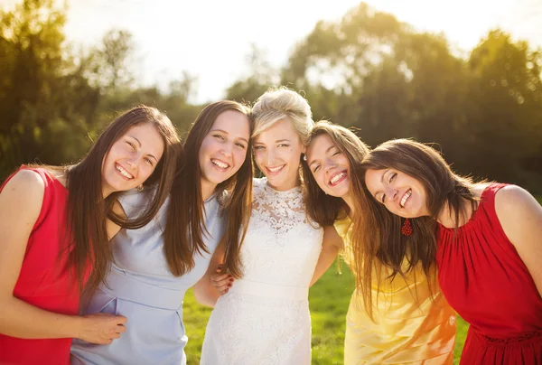 Bruid met haar vriendinnen — Stockfoto