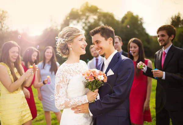 Recém-casados desfrutando de momento romântico juntos — Fotografia de Stock