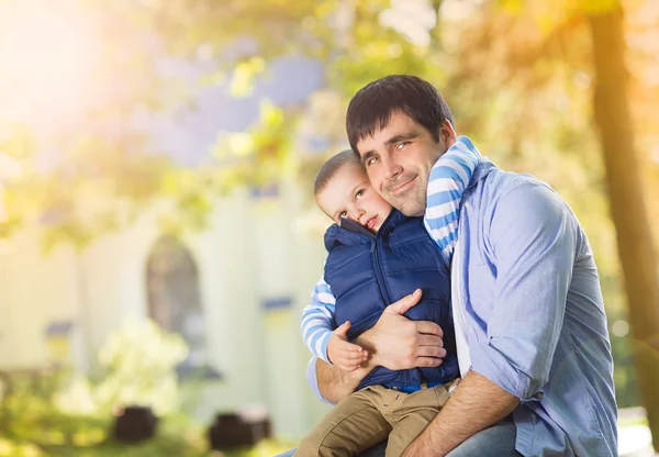 Baba ve oğul birlikte vakit geçiriyorlar. — Stok fotoğraf