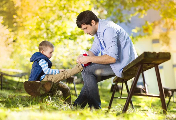 小さな男の子は父親の靴を結ぶこと — ストック写真