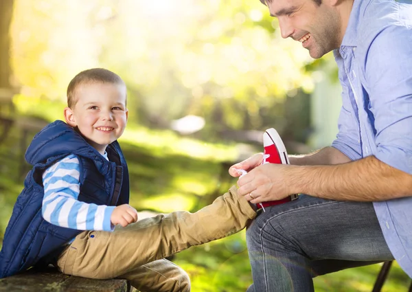 아버지는 신발 넥타이를 그의 아들을 돕으십시오 — 스톡 사진