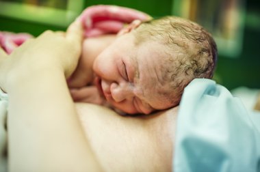 Kız bebek doğumdan sonra birkaç dakika