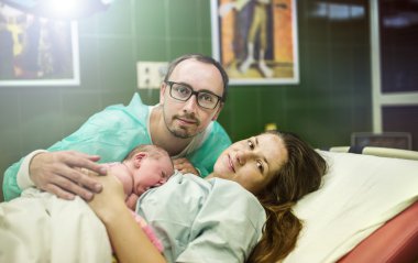 Kız bebek doğumdan sonra birkaç dakika