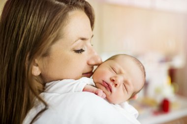 Anne bebek kız tutuyor