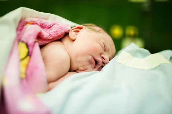 Дитяча дівчинка через кілька хвилин після народження — стокове фото
