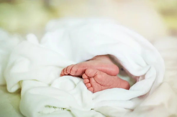 Bebé recién nacido pies de niña — Foto de Stock