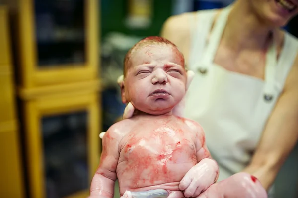 Kız bebek doğumdan sonra birkaç saniye — Stok fotoğraf