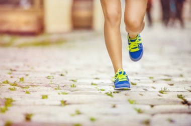 Şehirde çalışan kadın runner