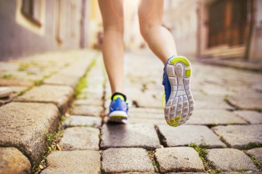 Şehirde çalışan kadın runner