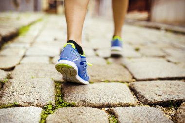 Şehirde çalışan kadın runner