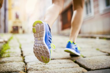 Şehirde çalışan kadın runner