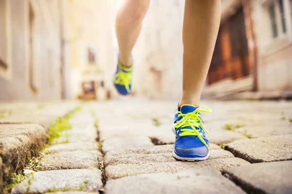 Female runner running on in city — Stock Photo, Image