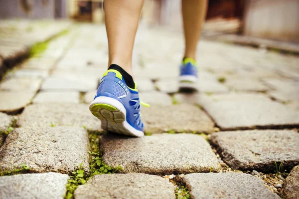 Vrouwelijke atleet waarop in stad — Stockfoto