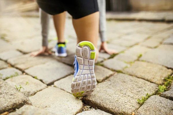 Femme coureuse se préparant pour l'entraînement — Photo