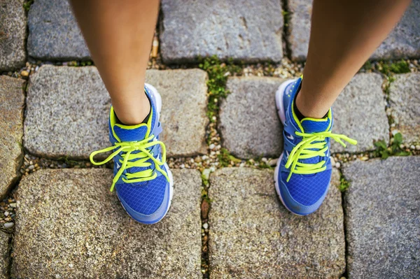 Läuferin bereitet sich auf Training vor — Stockfoto