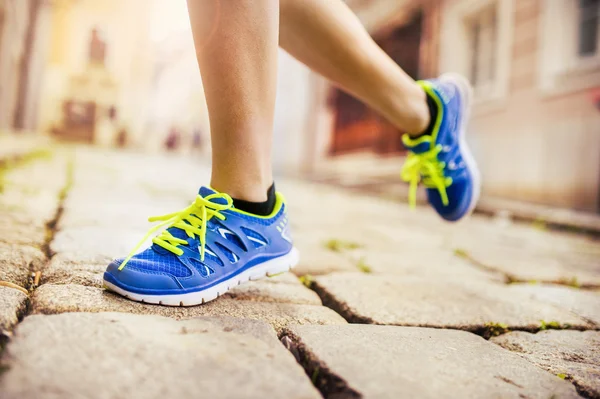 Female runner running on in city — Stock Photo, Image