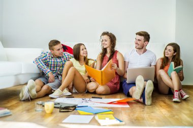 Öğrenciler birlikte okuyorlar.