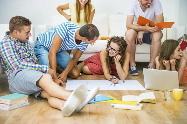 Studenti che studiano insieme — Foto Stock