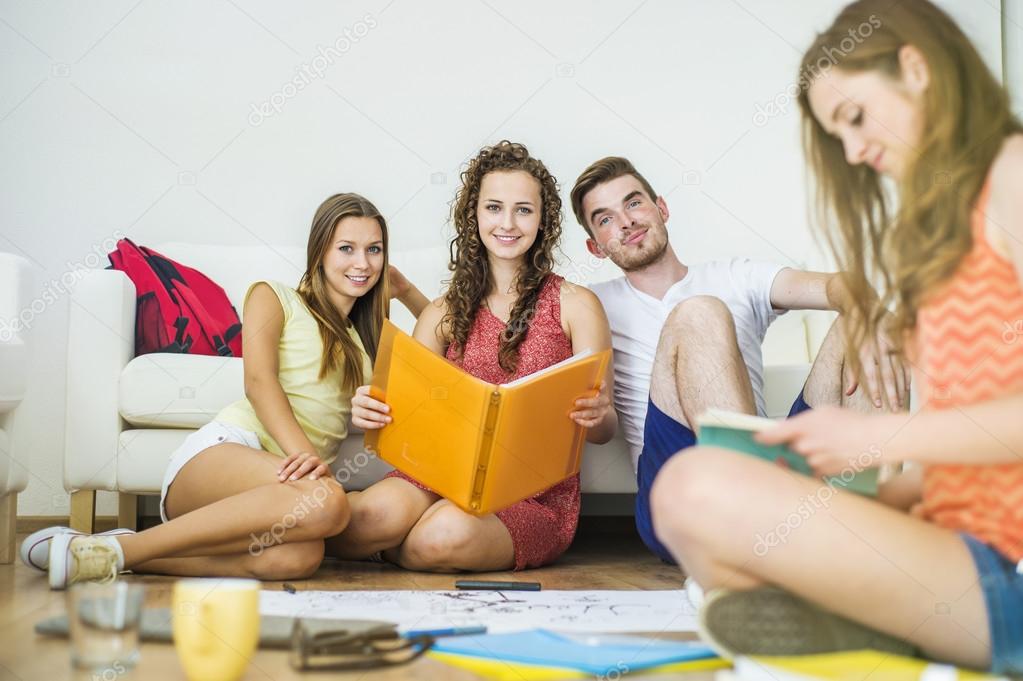 Studenten Taetowierte Liebeskugeln Onanieren