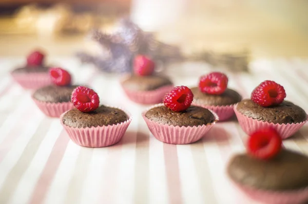 Čokoládové muffiny na stole — Stock fotografie