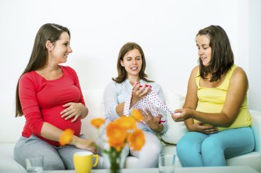 Hamile kadın bebek duş hediyeler arıyor