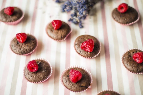 Chokladmuffins på bordet — Stockfoto