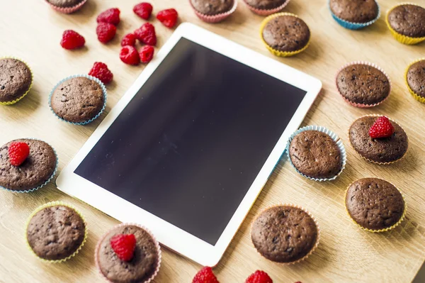 Magdalenas de chocolate con tableta digital —  Fotos de Stock