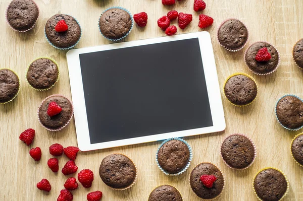 巧克力松饼与数字平板电脑 — 图库照片