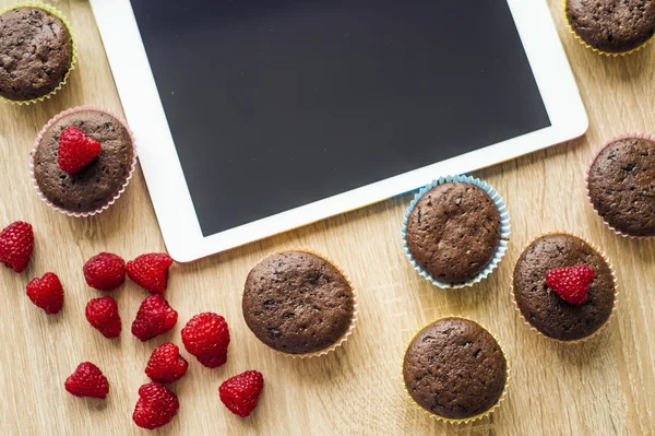 Magdalenas de chocolate con tableta digital —  Fotos de Stock