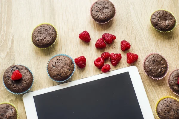 Čokoládové muffiny s digitálním tabletu — Stock fotografie