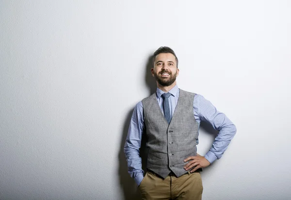 Zakenman leunend tegen muur — Stockfoto