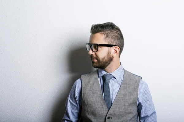 Businessman leaning against wall — Stock Photo, Image