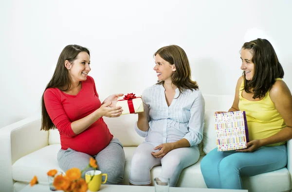 Gravida kvinnor tittar på baby dusch gåvor — Stockfoto