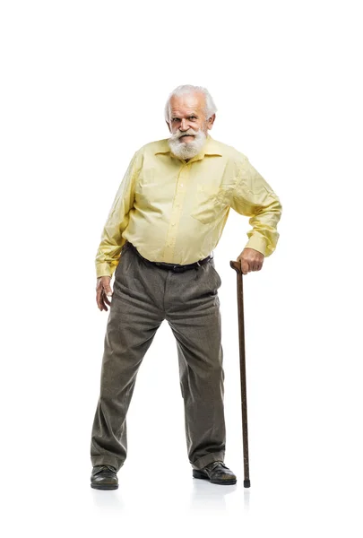 Senior man met houten stok — Stockfoto