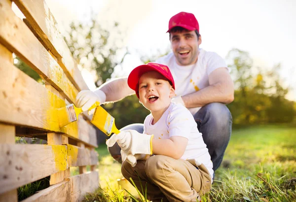 Otec se synem malba dřevěný plot — Stock fotografie